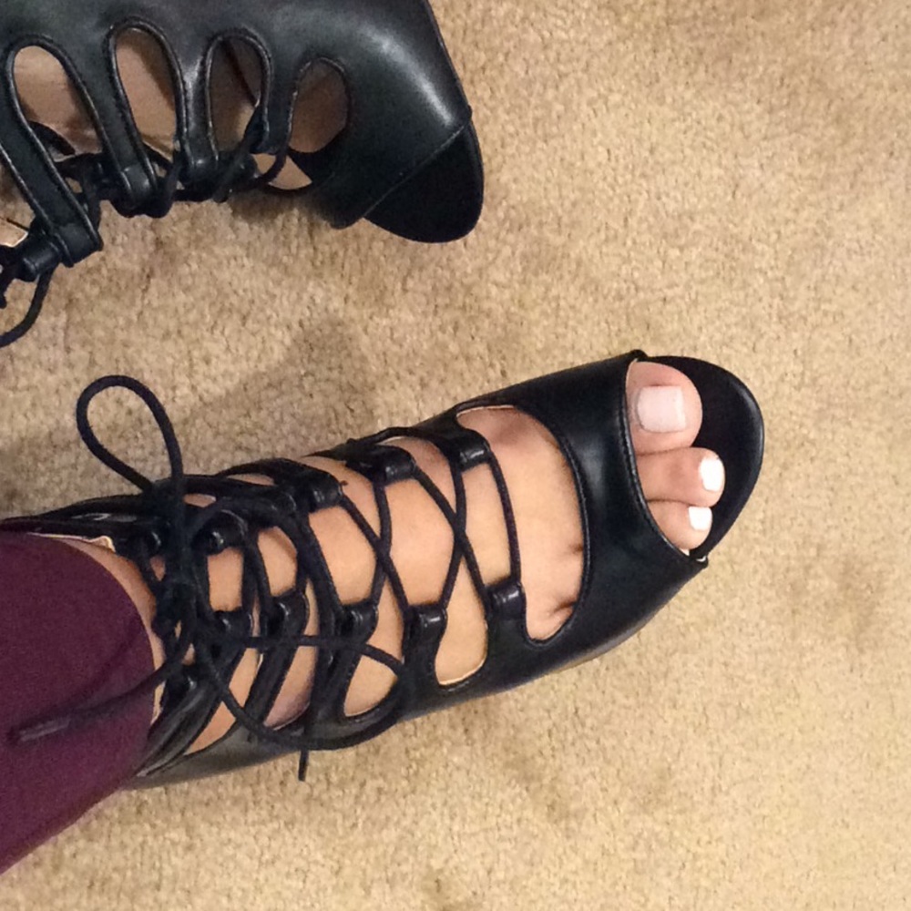 New!!!! Black tie up heels by Baker